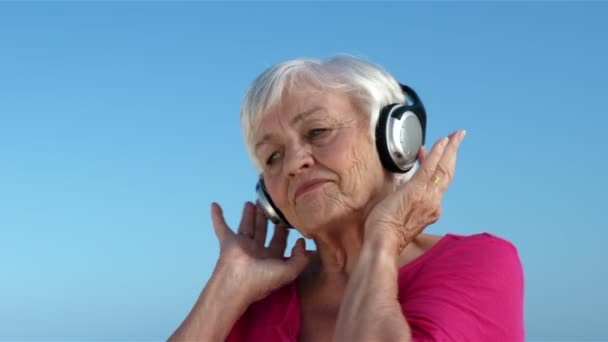 Mujer mayor escuchando música — Vídeo de stock