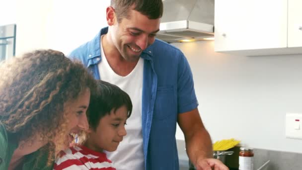 Famiglia carina utilizzando il computer portatile in cucina — Video Stock