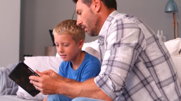 Vader en zoon met behulp van Tablet PC — Stockvideo