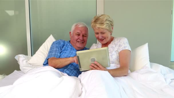 Casal de idosos usando tablet pc — Vídeo de Stock