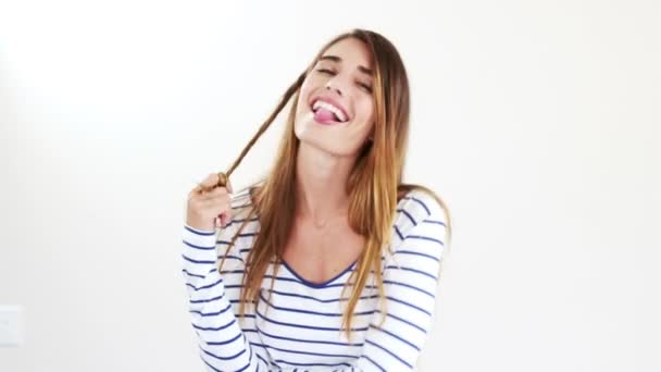 Bella bruna che gioca con i suoi capelli — Video Stock