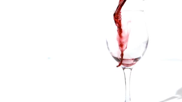 Vino rosso versato in un bicchiere — Video Stock