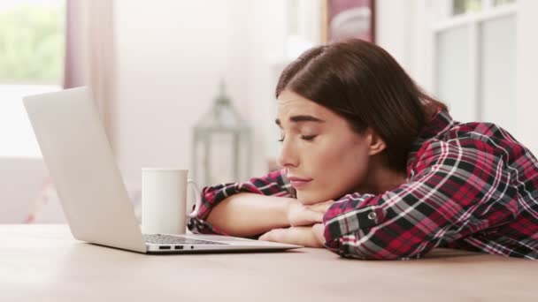 Kahve içerken dizüstü bilgisayar kullanan kadın. — Stok video