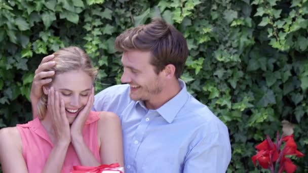 Hombre sorprendiendo a su novia con un regalo — Vídeos de Stock