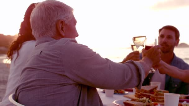 Glückliche Großfamilie beim Essen — Stockvideo