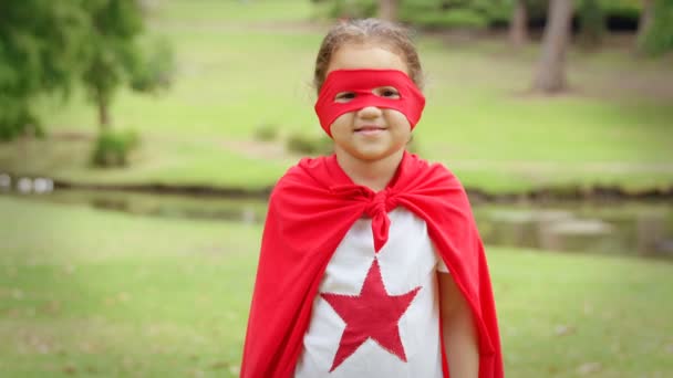 Девушка в маске, притворяющаяся супергероем — стоковое видео