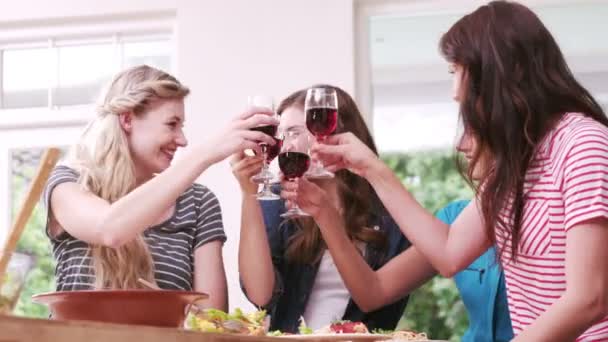 Amigos felices brindando con vino tinto — Vídeo de stock