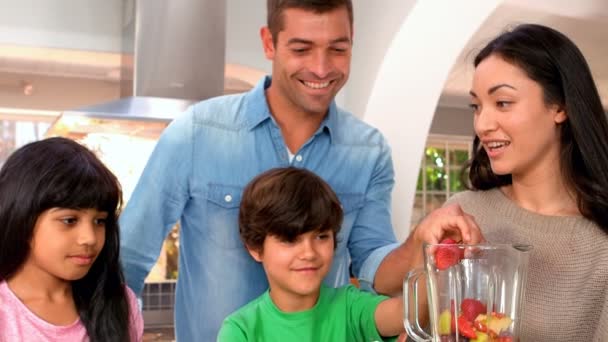 Gelukkige familie maken smoothie — Stockvideo