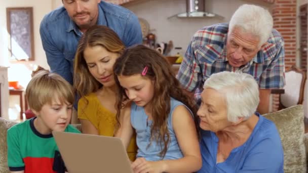 Multi generatie familie met behulp van laptop — Stockvideo