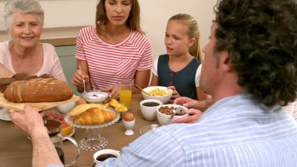 Multi generation familj äter frukost — Stockvideo