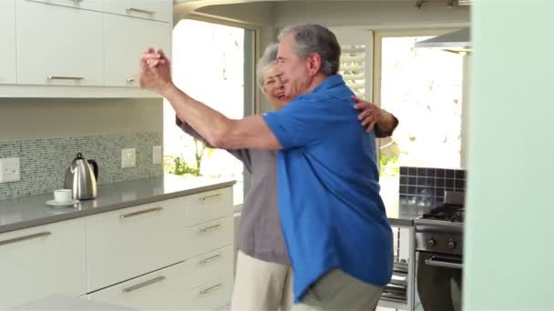 Счастливая пара танцует вместе — стоковое видео