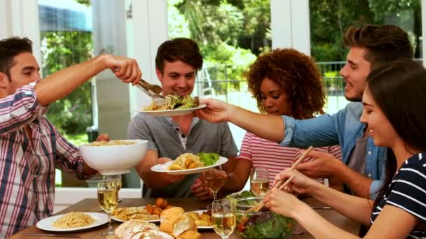 Happy friends eating salad — Stock Video