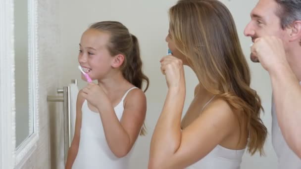 Familia feliz cepillarse los dientes — Vídeo de stock