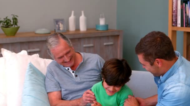 Familia jugando juntos en el sofá — Vídeo de stock