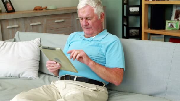 Senior man met tablet pc — Stockvideo