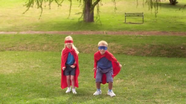 Kinder geben sich als Superhelden aus — Stockvideo