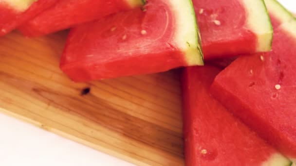 Blick auf Wassermelonenscheiben auf einem Holzbrett — Stockvideo