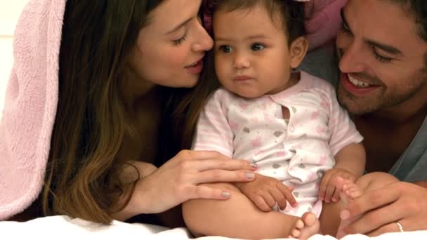 Parents avec bébé relaxant — Video