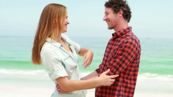 Щаслива пара обіймається на пляжі — стокове відео