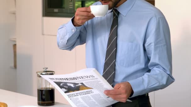 Empresario leyendo periódico y tomando café — Vídeos de Stock