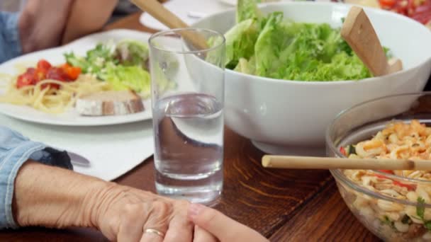 Familia multi generación rezando antes del almuerzo — Vídeo de stock