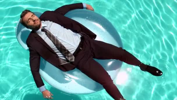 Businessman relaxing on buoy — Stock Video