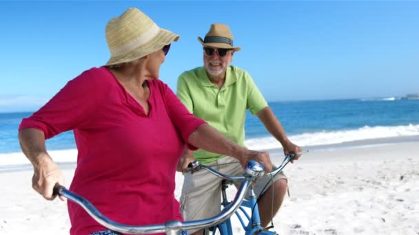 Старша пара їде на велосипеді — стокове відео