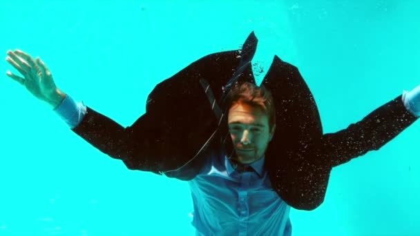 Бизнесмен под водой, поднимающий оружие — стоковое видео