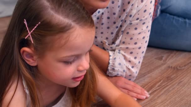 Madre e hija usando laptop — Vídeos de Stock