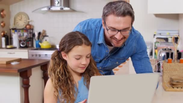 Отец и дочь используют ноутбук — стоковое видео