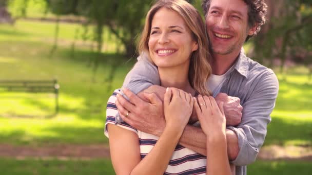 Sorrindo casal abraçando no parque — Vídeo de Stock
