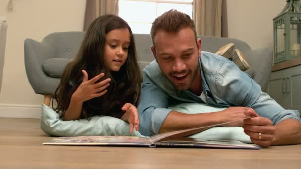 Padre e hija leyendo libro — Vídeos de Stock