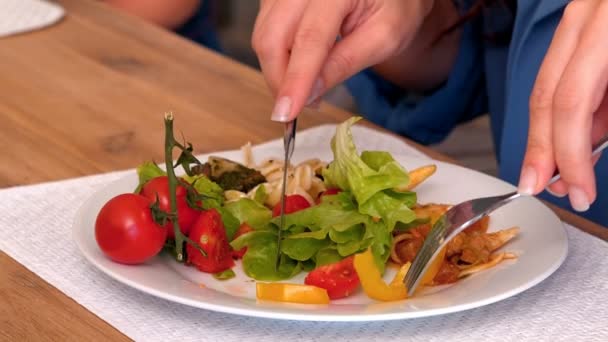 Mujer comiendo ensalada en la cena — Vídeos de Stock