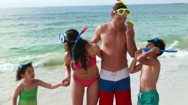 Família brincando ao lado da praia — Vídeo de Stock