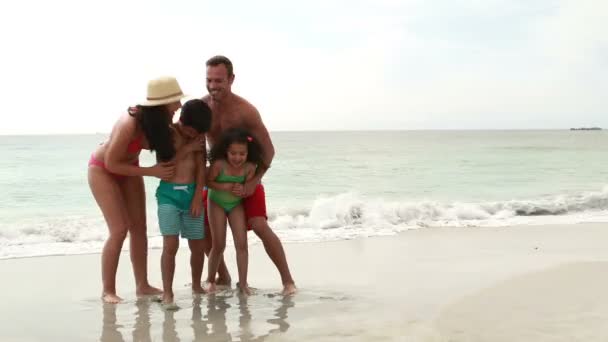 Šťastná rodina spolu hrají — Stock video