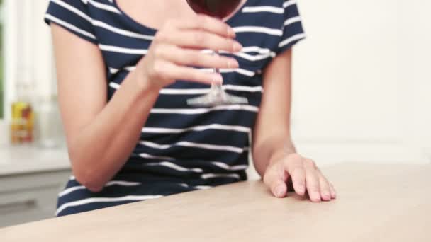 Sección media de una mujer bebiendo vino tinto — Vídeos de Stock