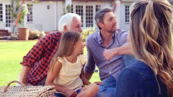 Multi generation familj ha picknick — Stockvideo