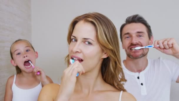 Bonne famille brossant les dents — Video