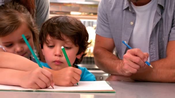 Família desenho juntos na cozinha — Vídeo de Stock