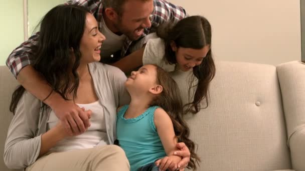 Familia feliz jugando en el sofá — Vídeos de Stock