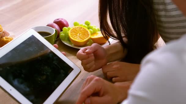 幸福的夫妇使用平板电脑和吃早饭 — 图库视频影像