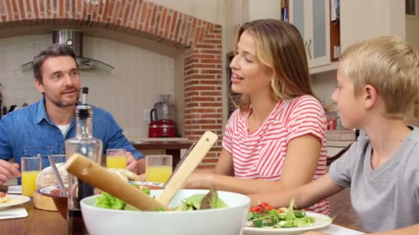 Feliz família brindar com suco de laranja — Vídeo de Stock