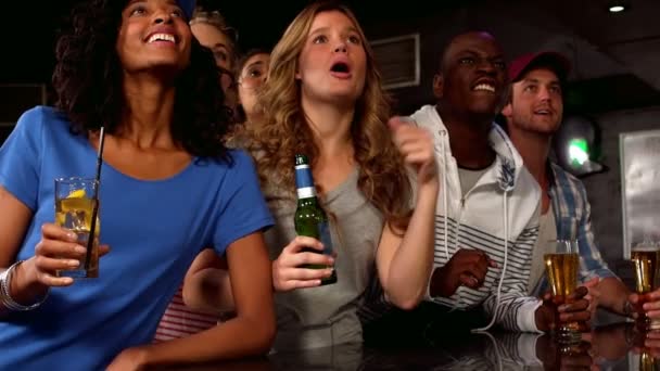 Amigos viendo la televisión y tomando una copa — Vídeos de Stock