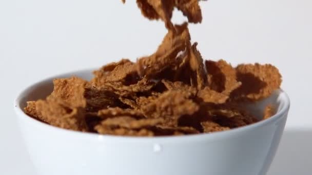 Cereales de trigo que caen en un bol — Vídeos de Stock
