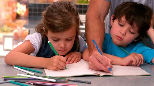 Père et enfants réunis — Video