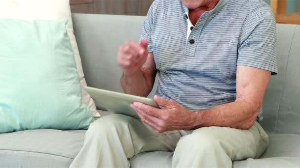 Пожилой человек с помощью планшетного компьютера — стоковое видео