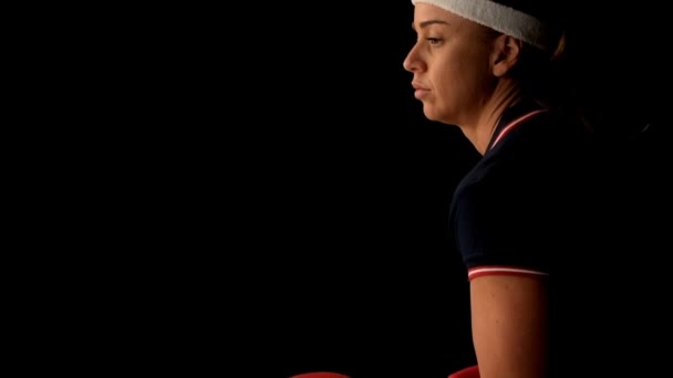 Feminino ping pong jogador batendo bola — Vídeo de Stock