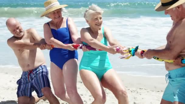 Idősebb barátok játék kötélhúzás — Stock videók