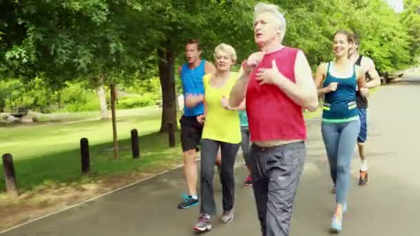 Leichtathletikgruppe läuft im Park — Stockvideo