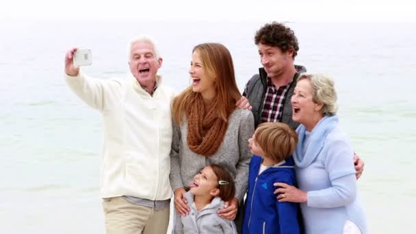 Família tomando selfie juntos — Vídeo de Stock